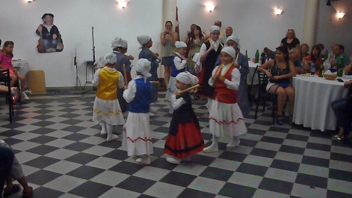 El grupo de txikis del centro vasco Guillermo Larregui en la última taberna del año (fotoEE)